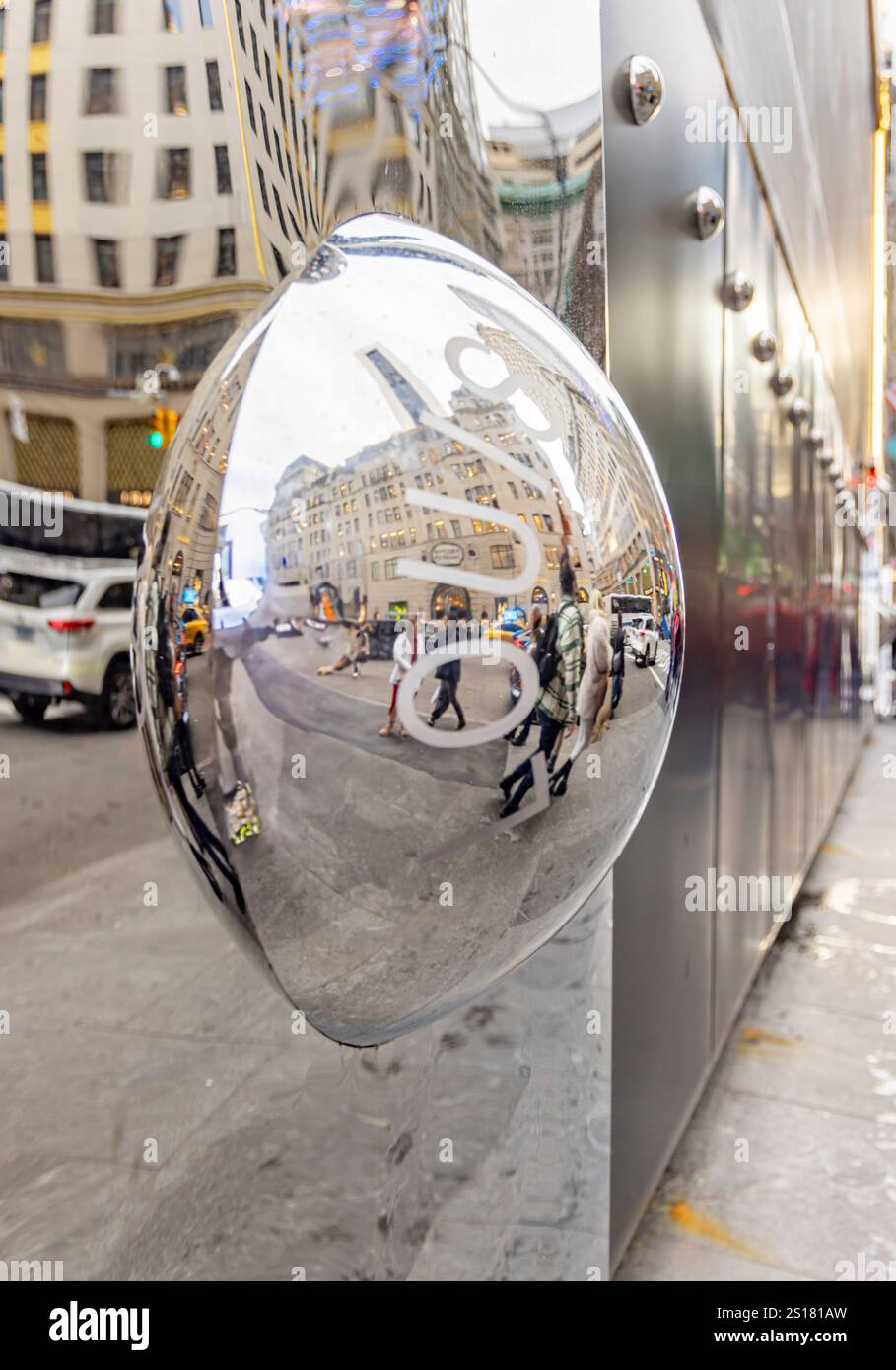 immagine dettagliata di un pezzo del capannone temporaneo louis vuitton che riflette la strada e il marciapiede Foto Stock
