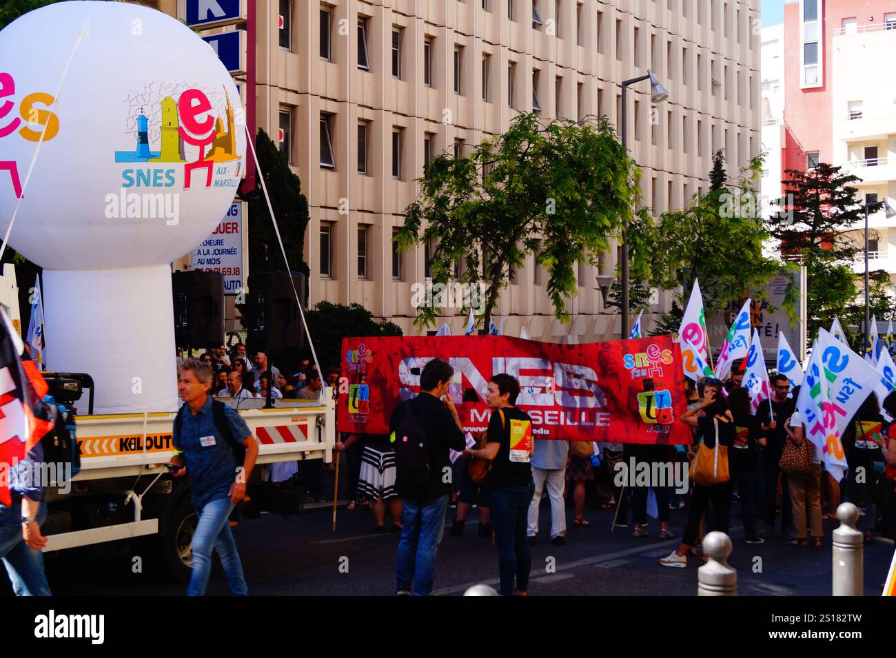 Una manifestazione pacifica o una protesta in Francia. SNES-FSU Aix-Marsiglia. 17 giugno 2019. Marsiglia, Francia Foto Stock
