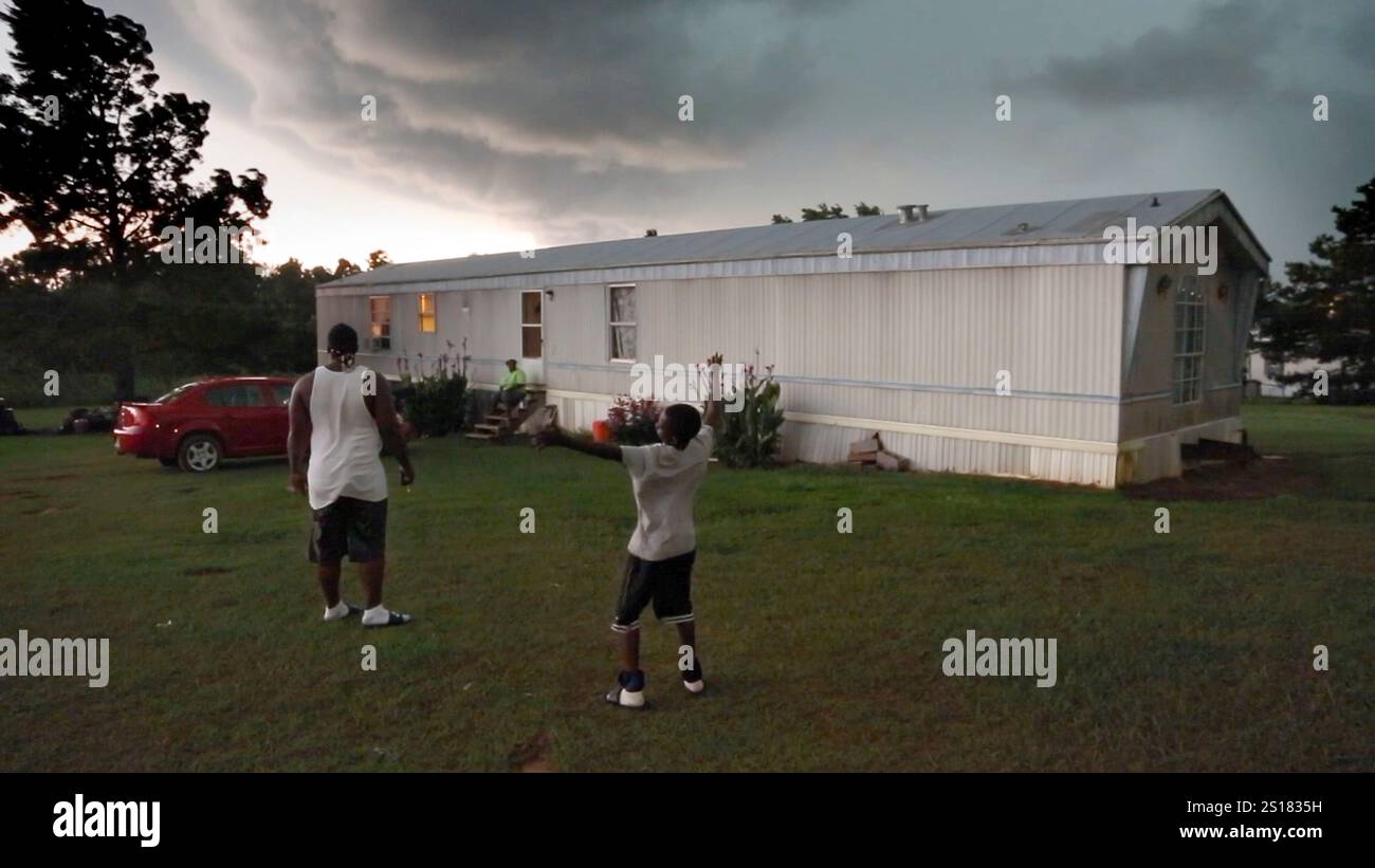 Hale County This Morning, This Evening (2018) diretto da RaMell Ross e interpretato da Latrenda 'Boosie' Ash, Quincy Bryant e Daniel Collins. Documentario che segue la comunità nera nella contea di Hale, Alabama, nel corso di cinque anni. La pubblicità è ancora SOLO PER USO EDITORIALE. Crediti: BFA / The Cinema Guild Foto Stock