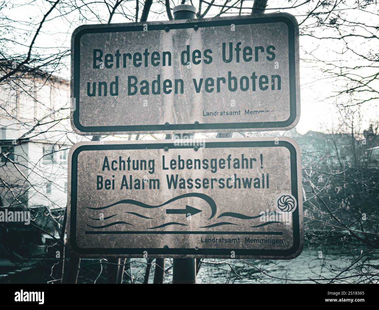 Betreten des Ufers verboten, Baden verboten, Lebensgefahr, Wasserschwall, Warnschilder, Hochwassergefahr, Sicherheit, Fluss, Hochwasserschutz, Klimawandel, Extremwetter, Katastrophenschutz, Umweltschutz, Wasserregulierung, Infrastruktur, Wasserkraftwerk, Energieerzeugung, Dürre, Wasserknappheit, Überschwemmung, Sicherheitsmaßnahmen, Krisenvorsorge, Landschaftsschutz, Umweltgefahren. *** L'ingresso in riva è vietato, la balneazione è vietata, il pericolo di morte, le onde d'acqua, i segnali di avvertimento, rischio di inondazioni, sicurezza, fiume, protezione dalle inondazioni, cambiamenti climatici, condizioni meteorologiche estreme, prevenzione dei disastri, pr. ambientale Foto Stock