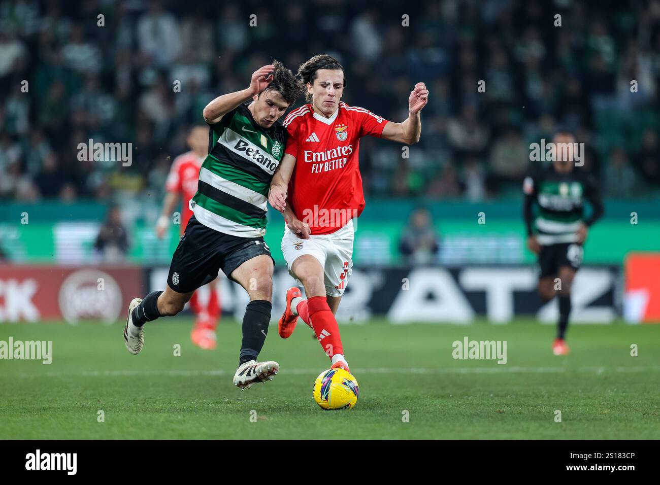 Lisbona, Portogallo. 29 dicembre 2024. Eduardo Quaresma (72) dello Sporting CP e Alvaro Carreras (3) del Benfica visto durante la Liga Portugal Betclic match tra lo Sporting CP e il Benfica all'Estadio Jose Alvalade di Lisbona. Foto Stock