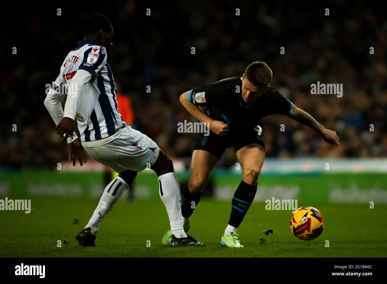 Emil Riis Jakobsen di Preston North End è inciampato da Ousmane Diakité di West Brom Albion durante la partita del campionato EFL West Bromwich Albion contro Preston Foto Stock