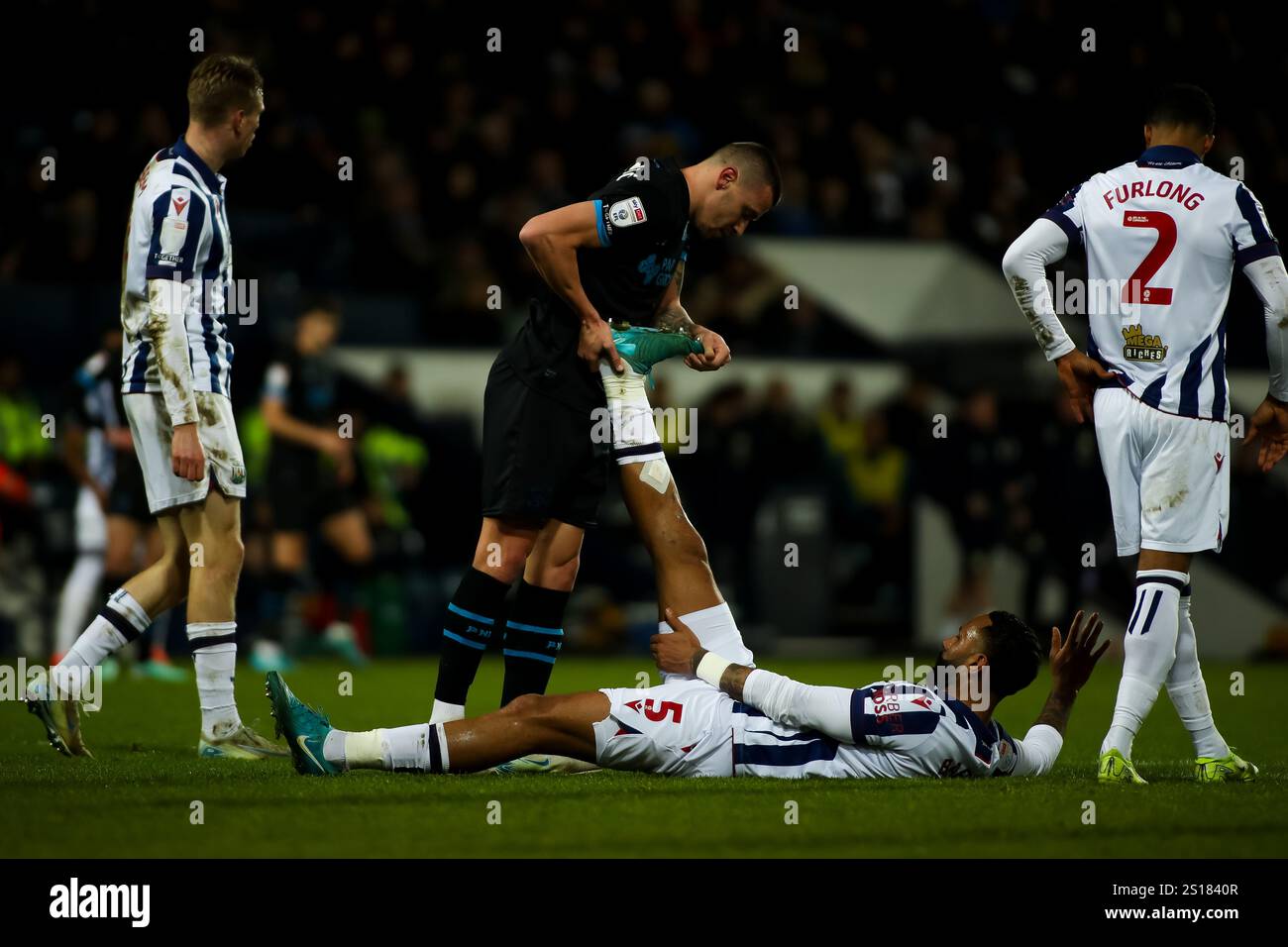 Milutin Osmajić di Preston North End aiuta Kyle Bartley di West Bromwich Albion durante l'EFL Championship Match, West Bromwich Albion contro Preston ne Foto Stock