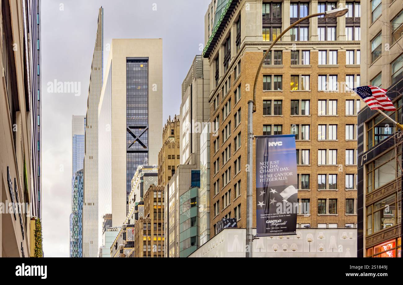 Paesaggio urbano della 57esima strada a Manhattan senza traffico o persone Foto Stock