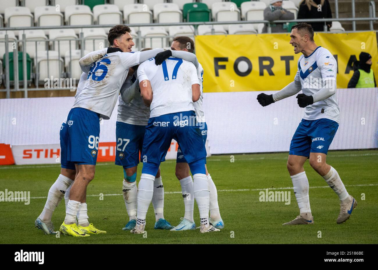 Giocatori STAL Mielec dopo aver segnato un gol durante Radomiak Radom vs Stal Mielec. PKO BP Ekstraklasa. Stadion im. Braci Czachorów, Radom, polonia Foto Stock