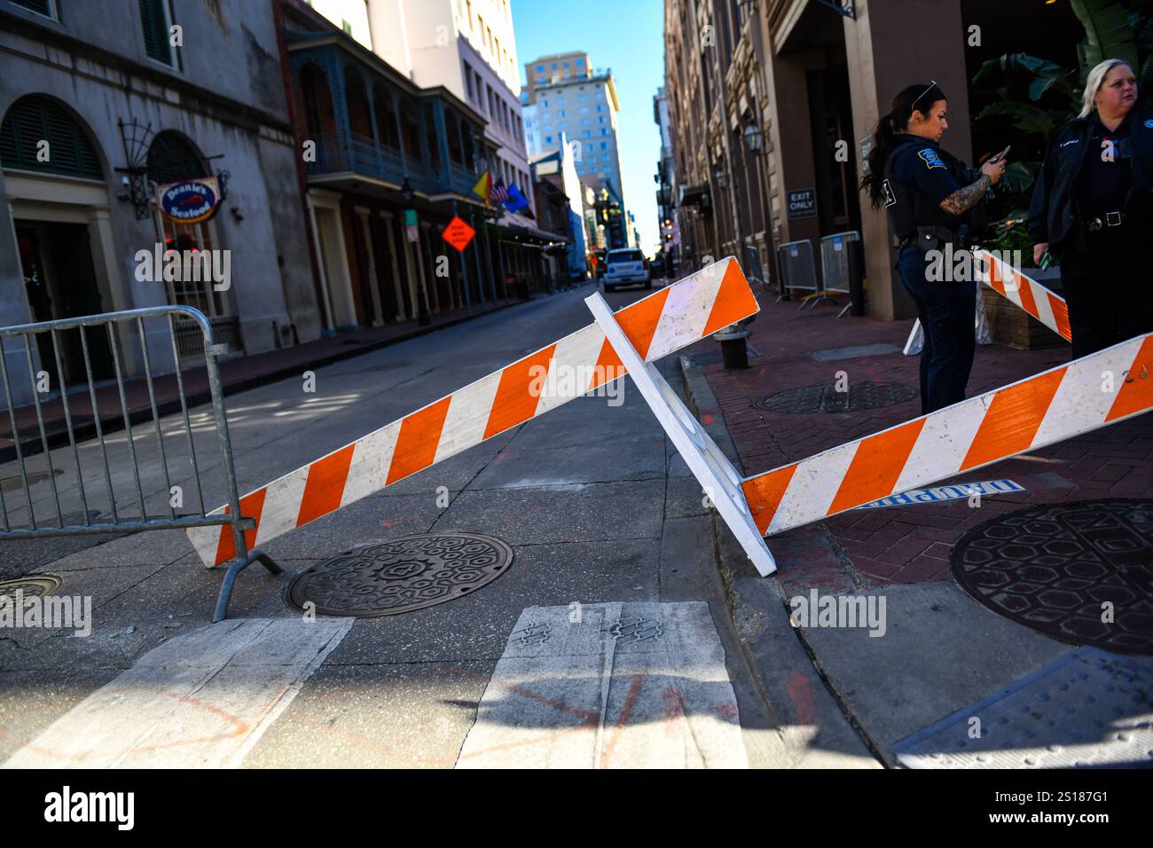 New Orleans, Louisiana, Stati Uniti. 1 gennaio 2025. Forze dell'ordine nelle strade circostanti vicino a Bourbon St. In cerca di aggiornamenti e di allerta. (Credit Image: © James Leyva/ZUMA Press Wire) SOLO PER USO EDITORIALE! Non per USO commerciale! Foto Stock