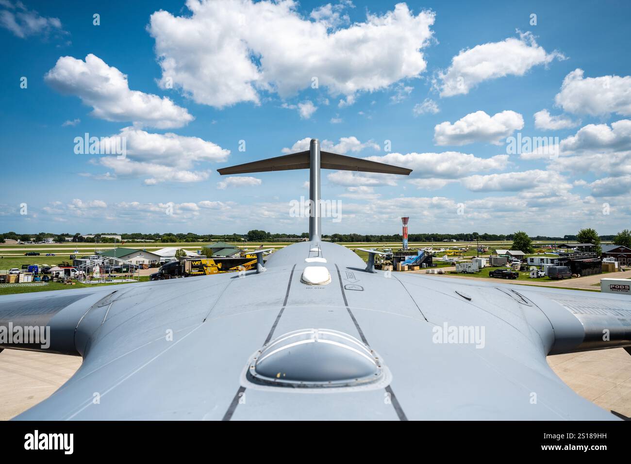 Una vista dalla cima di un C-17 Globemaster, assegnato al 445th Airlift Wing, Wright-Patterson Air Force base, Ohio, presso l'Experimental Aircraft Association AirVenture Airshow di Oshkosh, Wisconsin, 19 luglio 2024. L'EAA ha ospitato la sua convention annuale sull'aviazione della durata di una settimana, con numerose manifestazioni di aerei militari e manifestazioni aeree. (Foto U.S. Air Force di Daniel Peterson) Foto Stock