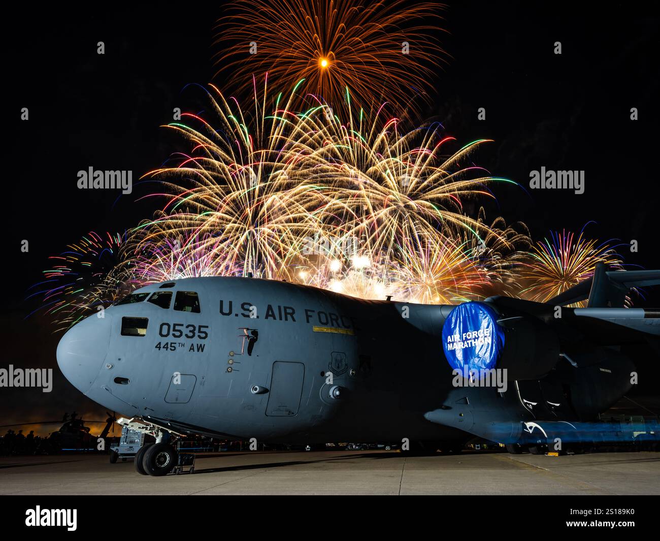 Un C-17 Globemaster, assegnato al 445th Airlift Wing presso la Wright-Patterson Air Force base, Ohio, è illuminato durante lo spettacolo di fuochi d'artificio Experimental Aircraft Association AirVenture a Oshkosh, Wisp., 25 luglio 2024. L'EAA ha ospitato la sua convention annuale sull'aviazione della durata di una settimana, con numerose manifestazioni di aerei militari e manifestazioni aeree. (Foto U.S. Air Force di Daniel Peterson) Foto Stock