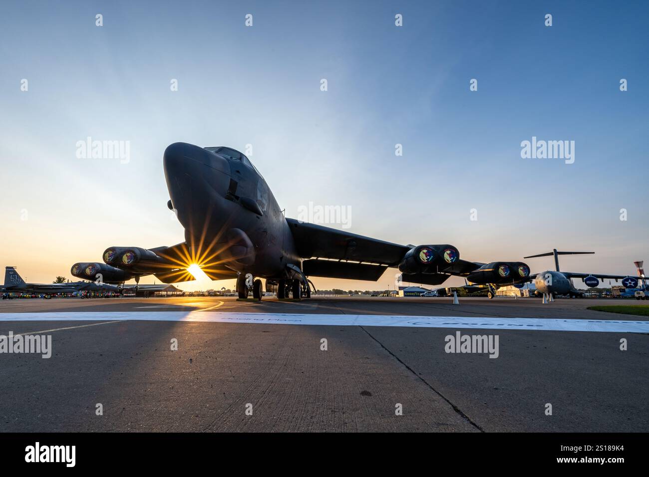 Un B-52 Stratofortress, assegnato alla Edwards Air Force base, California, si trova alla luce del mattino presso la Experimental Aircraft Association AirVenture di Oshkosh, Wisconsin, 22 luglio 2024. L'EAA ospitò la sua convention annuale sull'aviazione, che durò una settimana, con numerose manifestazioni di aerei militari e manifestazioni aeree. (Foto U.S. Air Force di Daniel Peterson Foto Stock