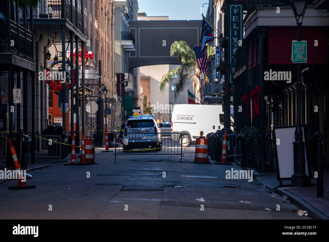 New Orleans, Stati Uniti. 1 gennaio 2025. L'Orleans Parish Coroner si trasforma in Bourbon Street da Iberville Street, dove un uomo ha fatto precipitare un camion in una folla ai margini del quartiere francese nelle prime ore del mattino di mercoledì 1° gennaio 2025 a New Orleans, Louisiana. Almeno 10 persone sono rimaste uccise e 35 ferite. L'FBI sta indagando come un atto di terrorismo. Foto di Bonnie Cash/UPI credito: UPI/Alamy Live News Foto Stock