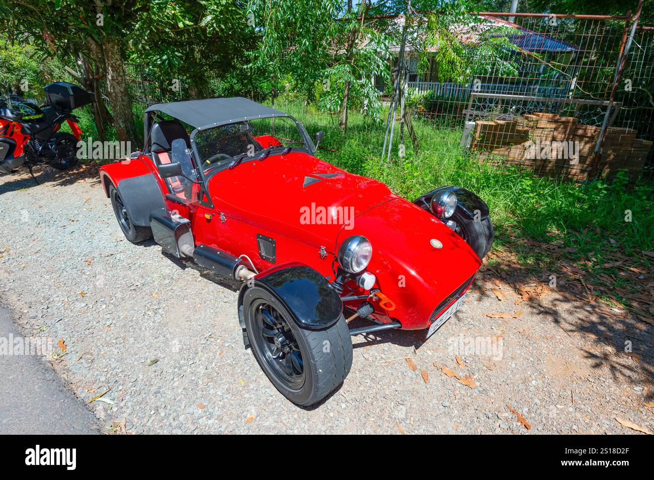 Replica di una Lotus 7 rossa parcheggiata in strada Foto Stock