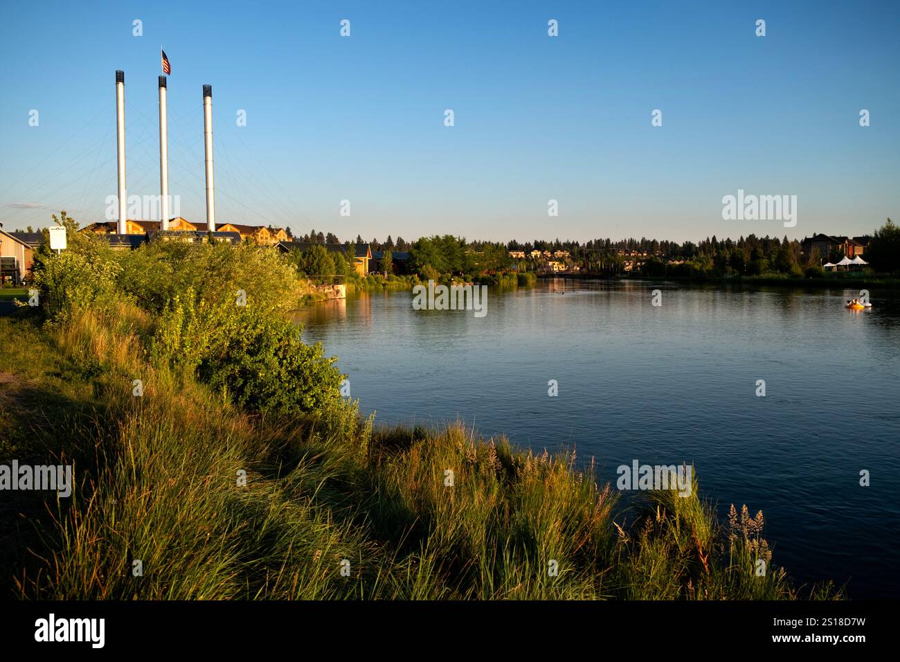 Vista del fiume Deschutes nel quartiere Old Mill di Bend, Oregon in estate sotto un cielo blu Foto Stock