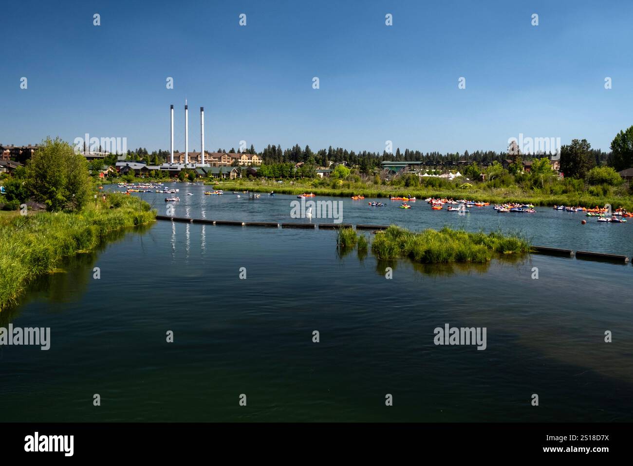 Vista del fiume Deschutes nel quartiere Old Mill di Bend, Oregon in estate sotto un cielo blu Foto Stock