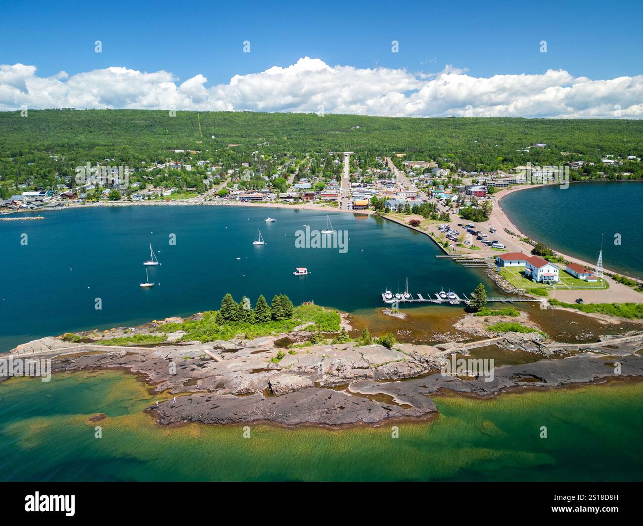Vista aerea di Artist's Point, il porto e la città di Grand Marais, Minnesota, sulla riva nord del lago Superior Foto Stock