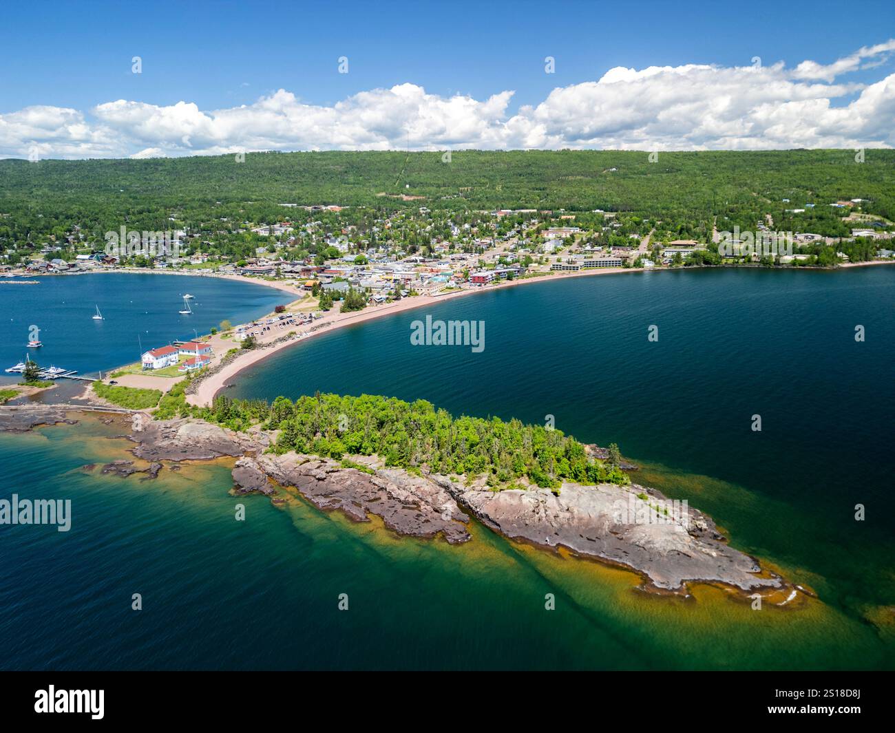 Vista aerea di Artist's Point, il porto e la città di Grand Marais, Minnesota, sulla riva nord del lago Superior Foto Stock