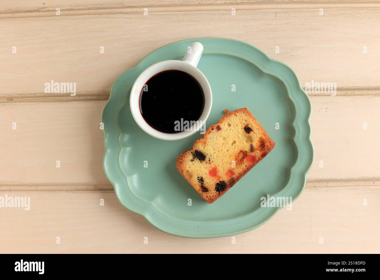 Fette di torta alla frutta e caffè Foto Stock