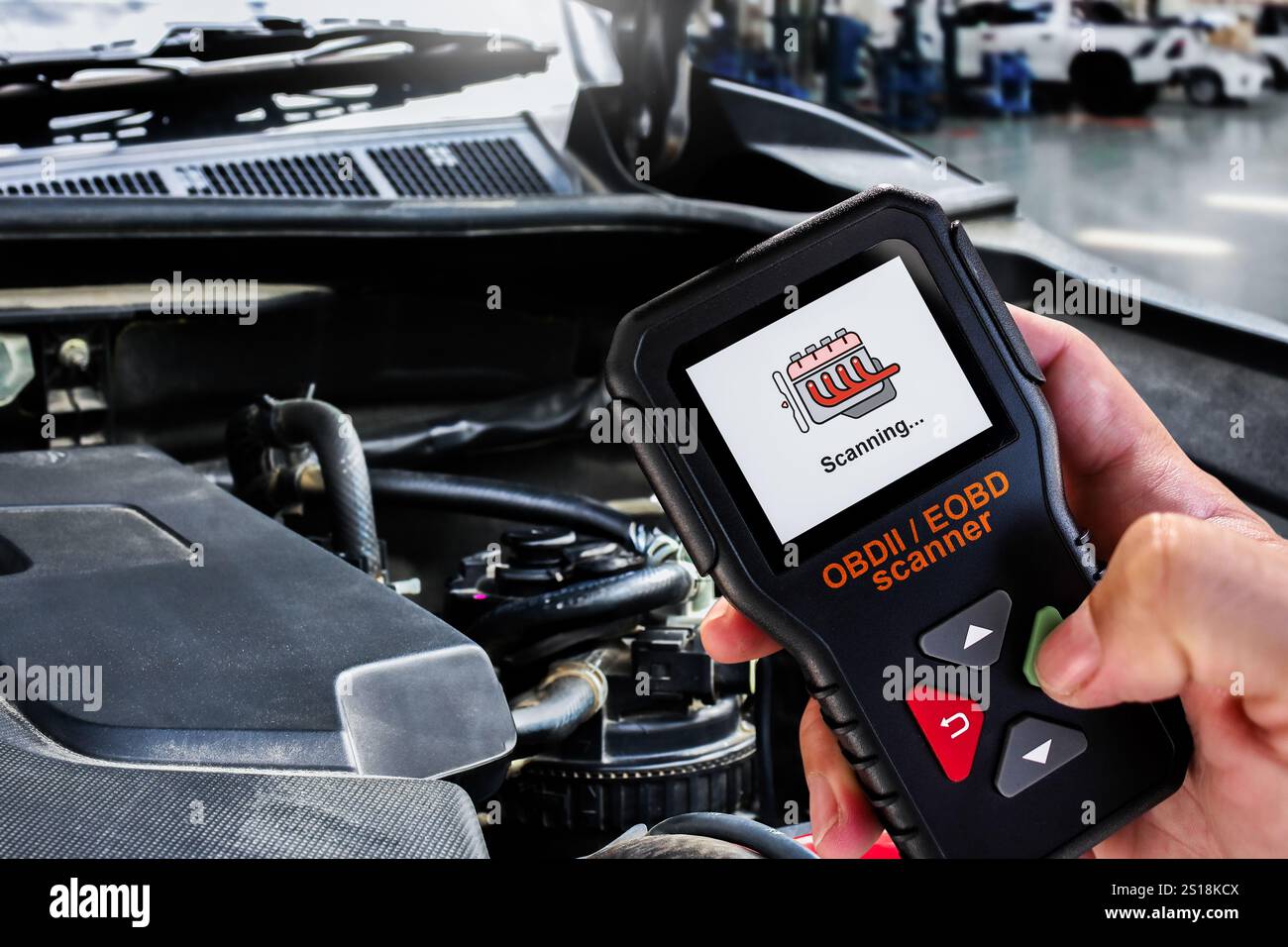 Scanner OBDII in uso dal meccanico automatico per la lettura del codice di guasto del sistema motore dell'auto , concetto di riparazione dell'auto Foto Stock