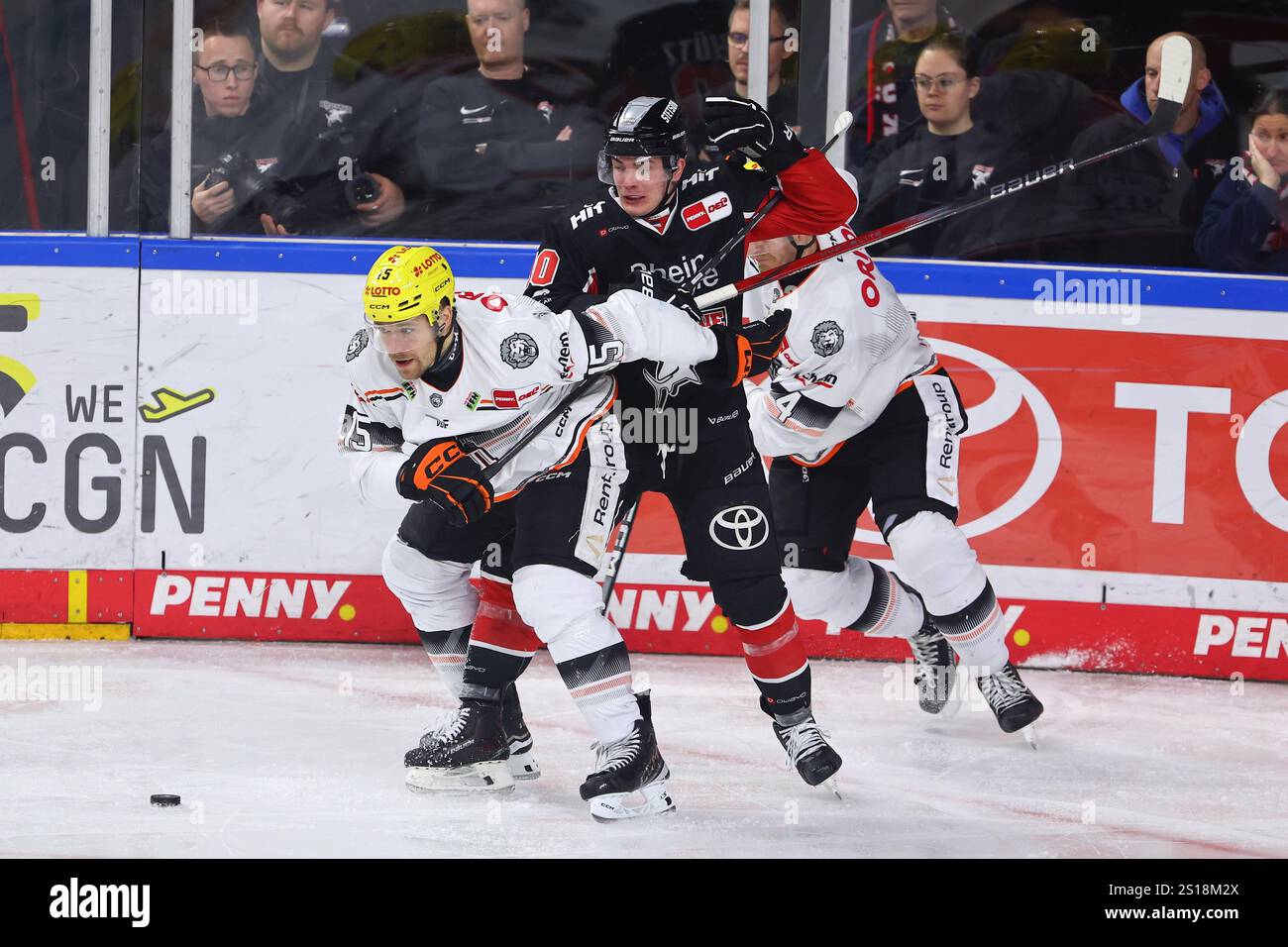 Justin Schuetz (Koeln) im Zweikampf mit Carter Proft (Francoforte) Koelner Haie vs Loewen Frankfurt, Eishockey, DEL, 30.12.2024 foto: René Weiss/Eibner Foto Stock