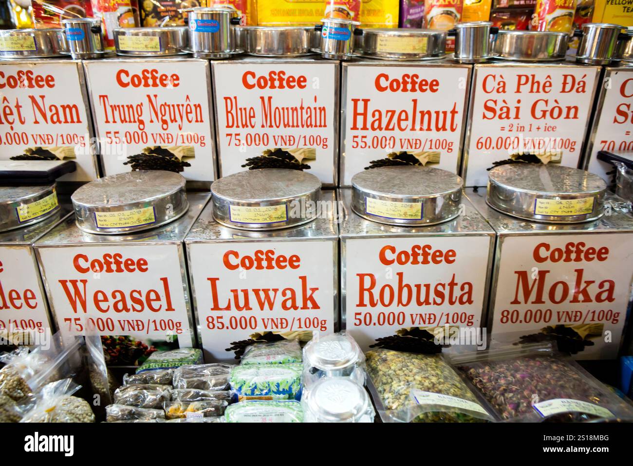 22 gennaio 2018 - ho chi Minh City, Vietnam: Un accordo di contenitori di chicchi di caffè in vendita in una bancarella del mercato di Ben Thanh nel Distretto Foto Stock