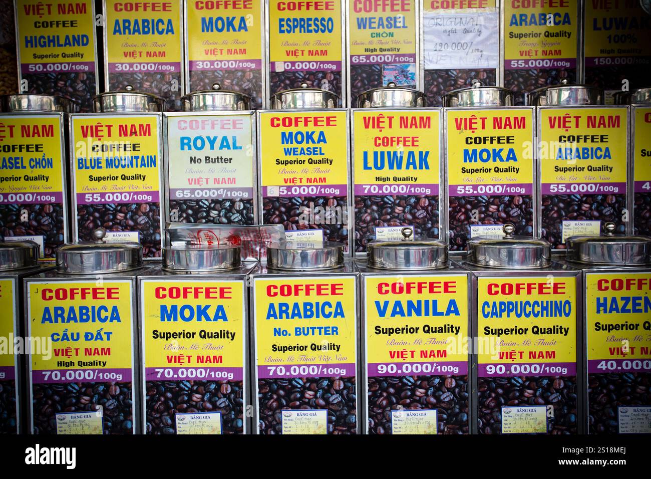 23 gennaio 2018 - ho chi Minh City, Vietnam: Un accordo di contenitori di chicchi di caffè in vendita in una bancarella del mercato di Ben Thanh nel Distretto Foto Stock