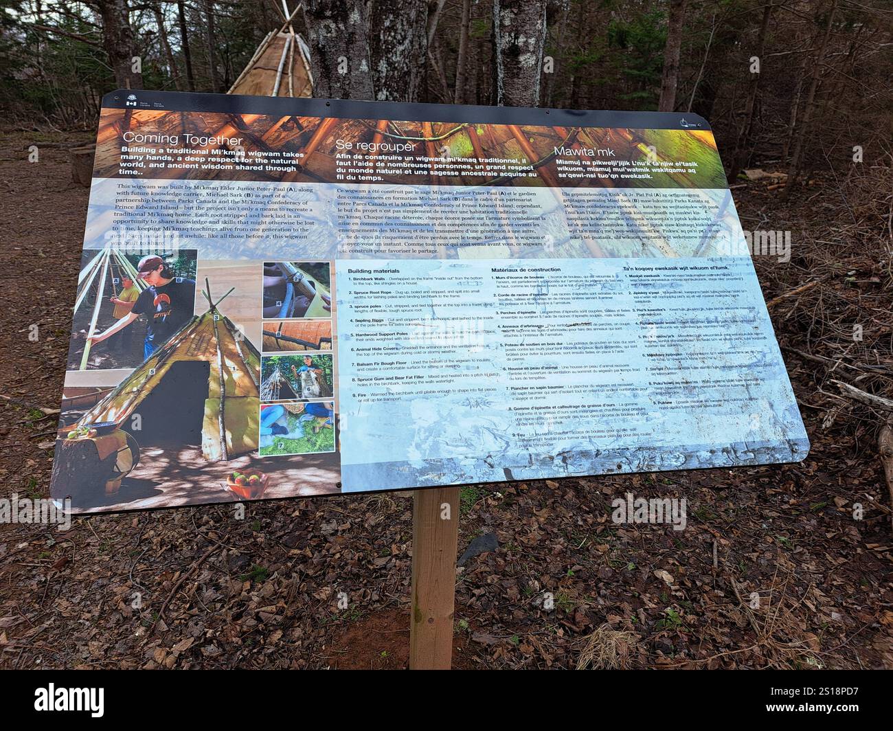 Cartello informativo per il tradizionale wigwam mi'kmaq al Greenwich National Park a St. Peters Bay, Prince Edward Island, Canada Foto Stock