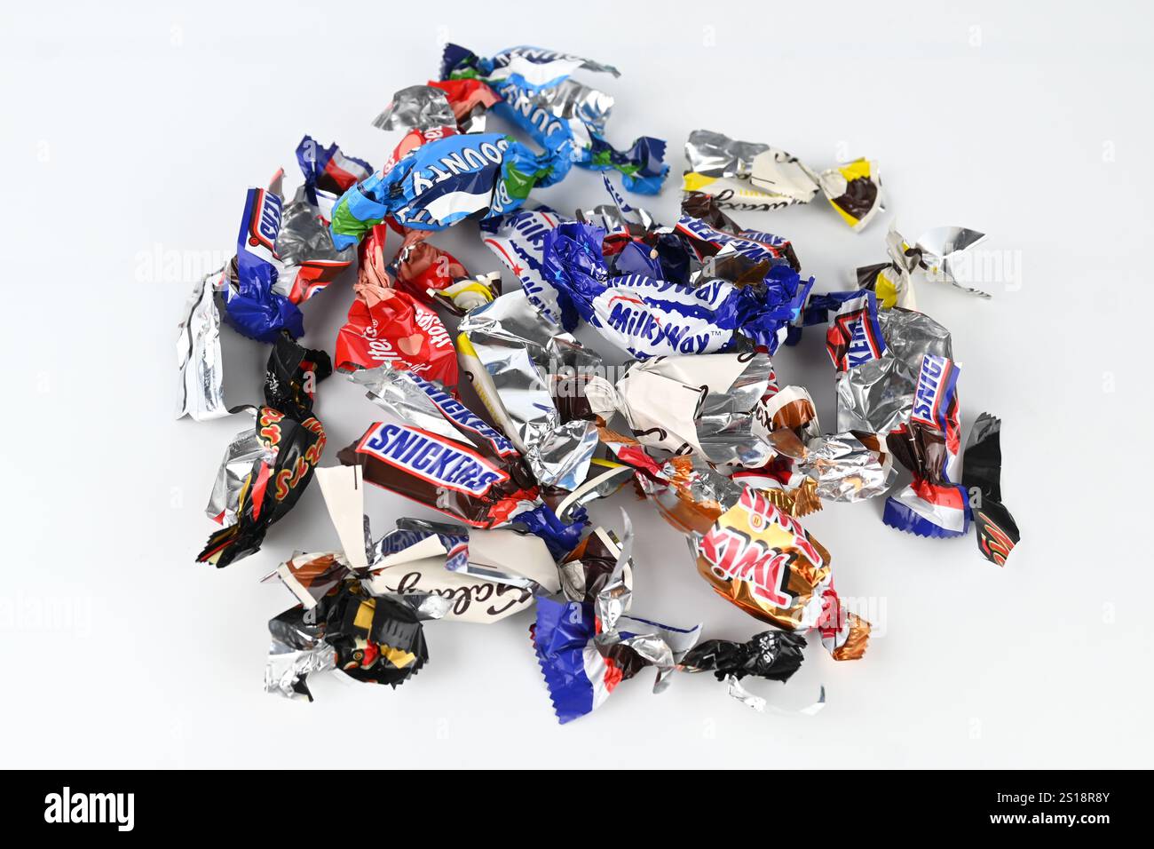 Involtini di cioccolato natalizio scartati – Galles, Regno Unito – 12 dicembre 2024 Foto Stock