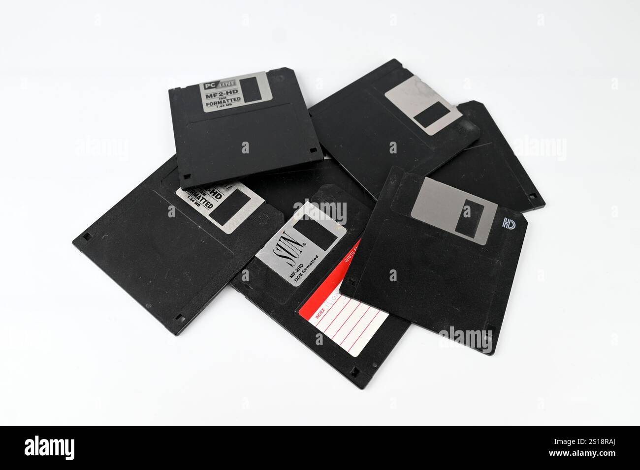 Old floppy disk in a pile – Galles, Regno Unito – 12 dicembre 2024 Foto Stock