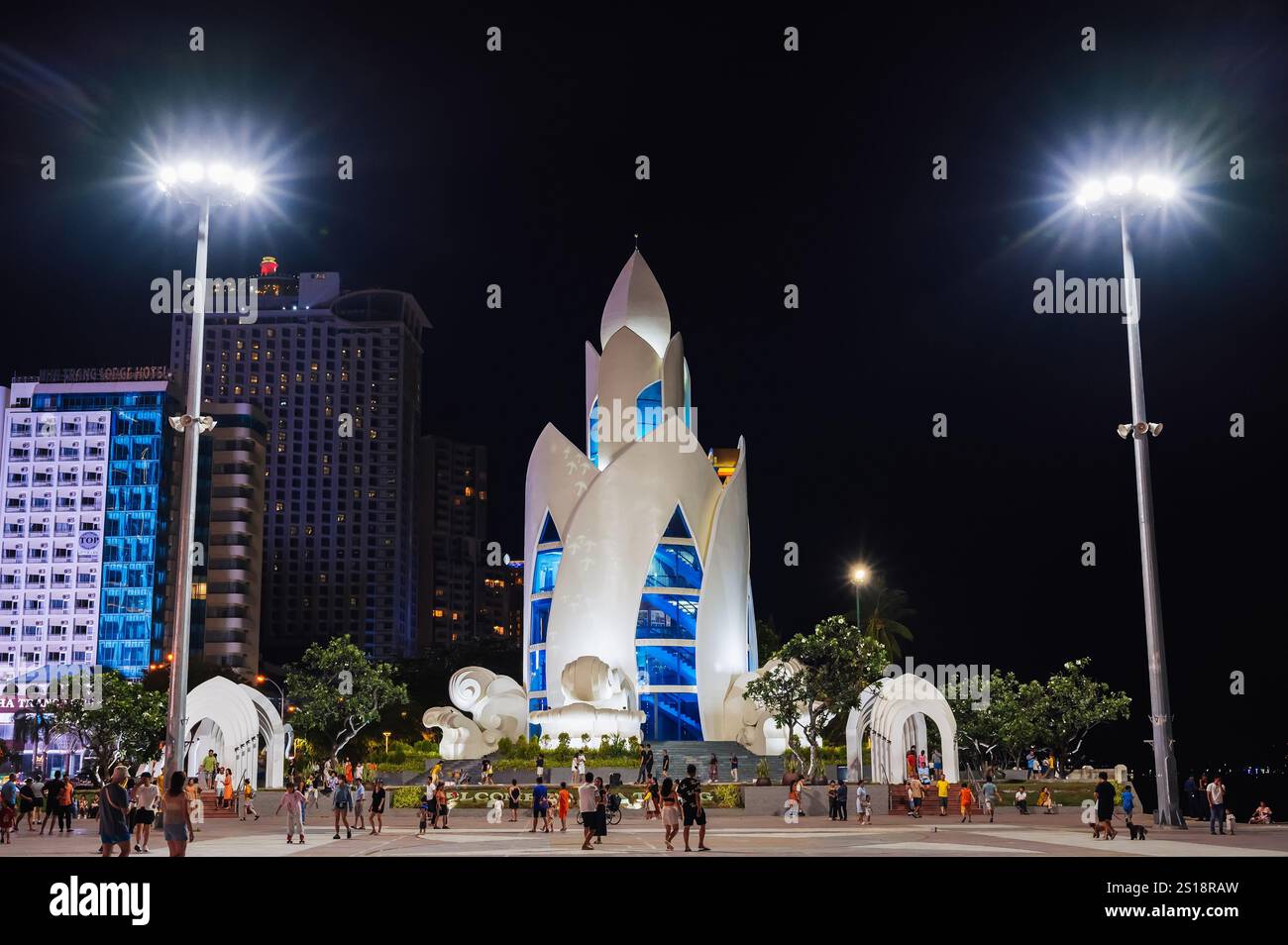 L'attrazione turistica è la Torre del Loto o la Torre Huong del tram Thap sulla piazza centrale di notte in Asia. Nha Trang, Vietnam - 2 settembre 2024 Foto Stock