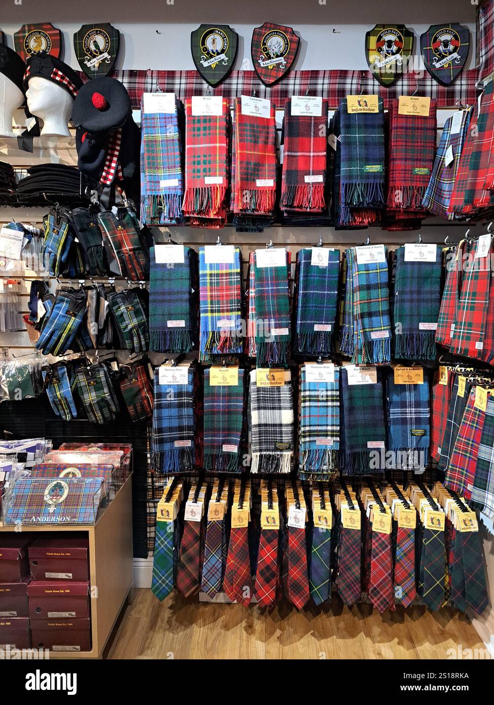 Sciarpe e cravatte tartan presso i negozi boutique Historic Properties sul lungomare di Halifax, nuova Scozia, Canada Foto Stock
