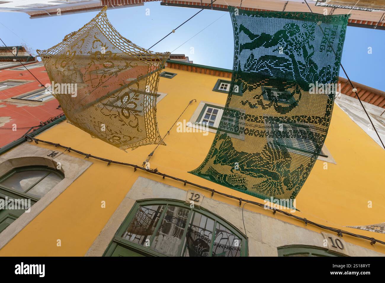 Strada della città vecchia decorata con manufatti portoghesi, Coimbra, quartiere di Coimbra, regione centro, Portogallo Foto Stock