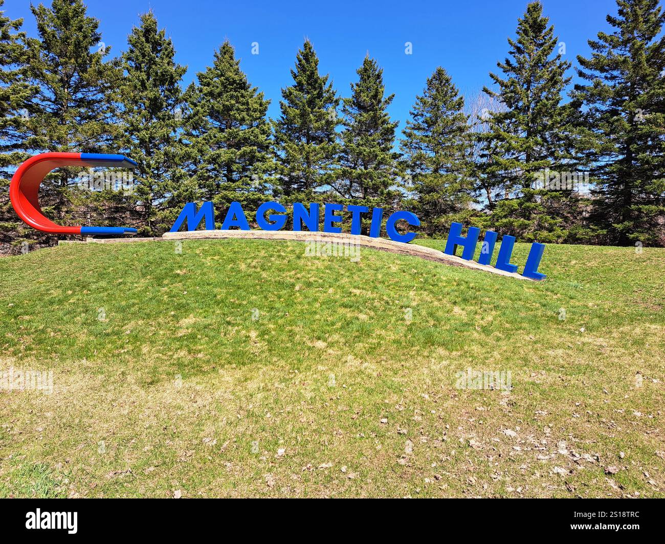 Cartello di Magnetic Hill su una collina nel parco di Moncton, New Brunswick, Canada Foto Stock