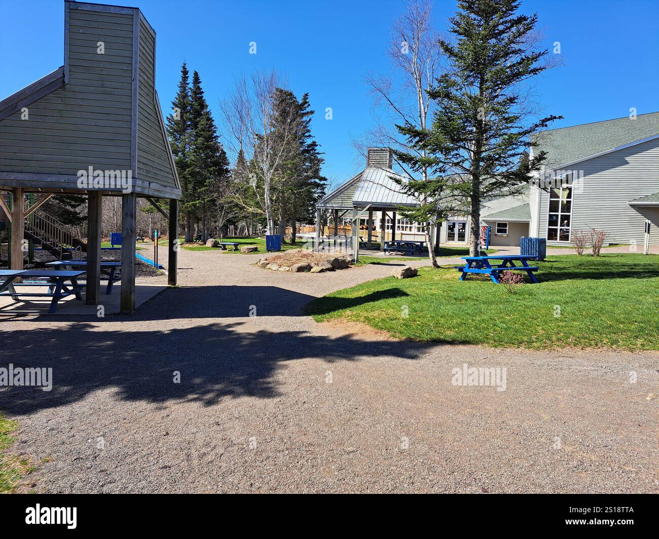 Tavoli da picnic presso il centro interpretativo di Hopewell Rocks Provincial Park a Hopewell Cape, New Brunswick, Canada Foto Stock