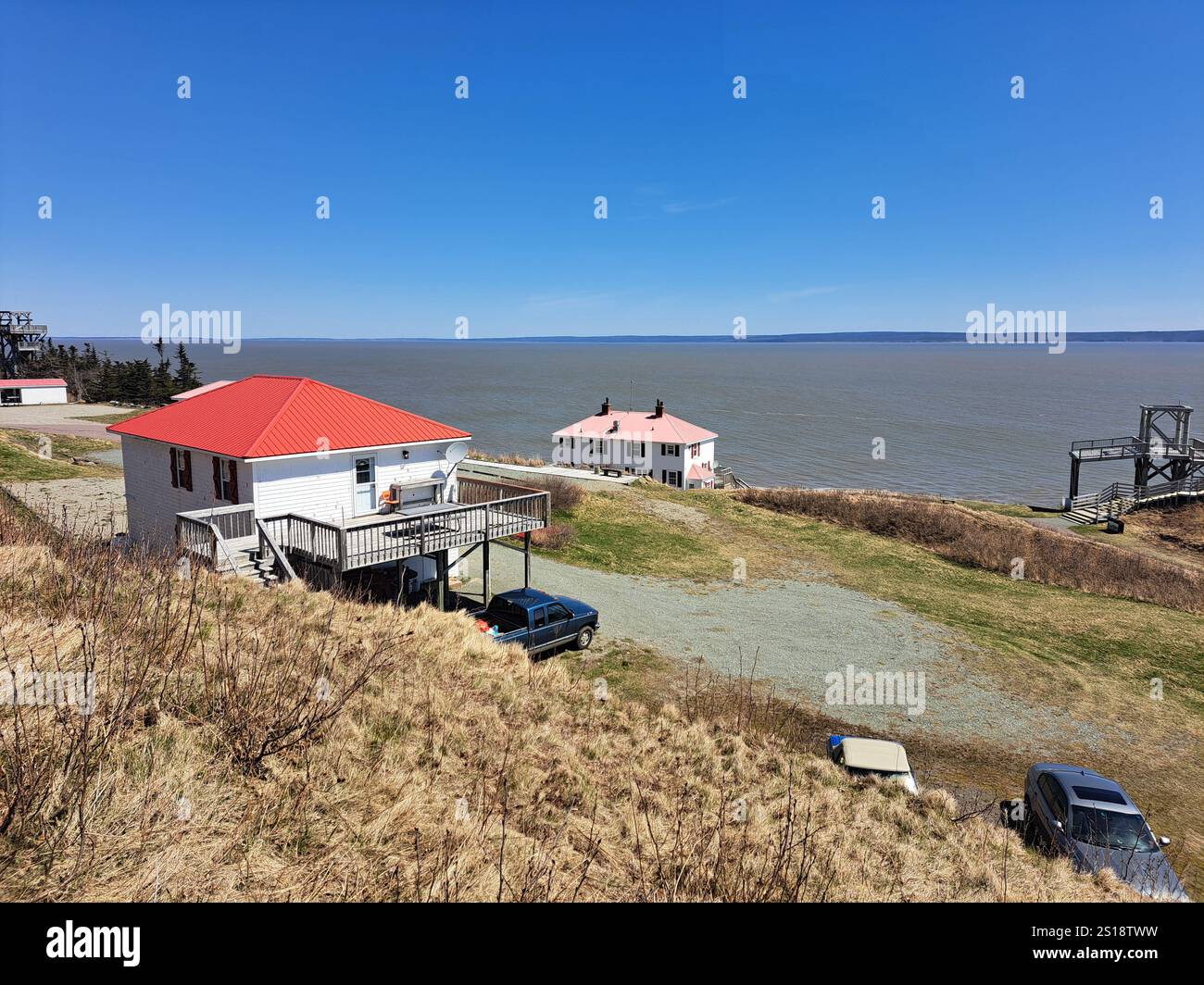 Vista degli edifici, della baia di Fundy e della nuova Scozia da Cape Enrage a Waterside, New Brunswick, Canada Foto Stock