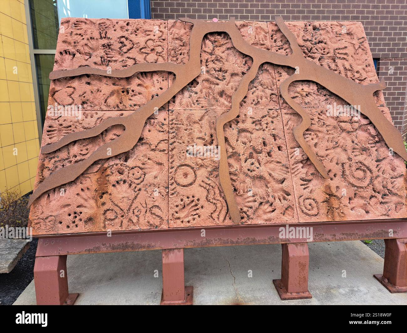 Scultura a rilievo in argilla con varie raffigurazioni al Place 1604 di Dieppe, New Brunswick, Canada Foto Stock