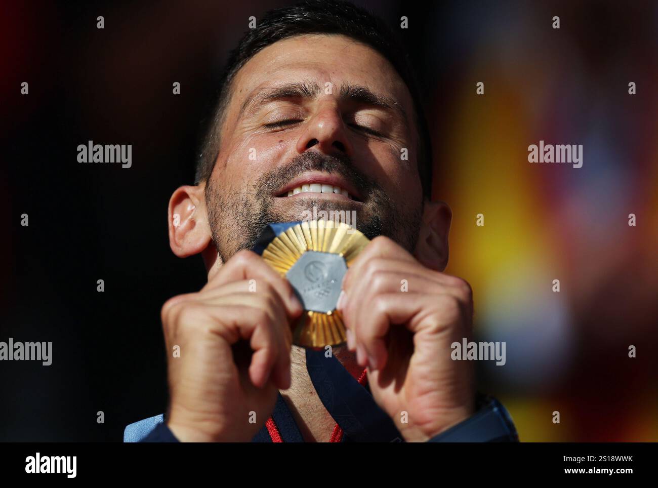 Pechino, Francia. 4 agosto 2024. La medaglia d'oro Novak Djokovic della Serbia reagisce durante la cerimonia di vittoria dei singoli maschili di tennis ai Giochi Olimpici di Parigi 2024, in Francia, 4 agosto 2024. Crediti: Gao Jing/Xinhua/Alamy Live News Foto Stock