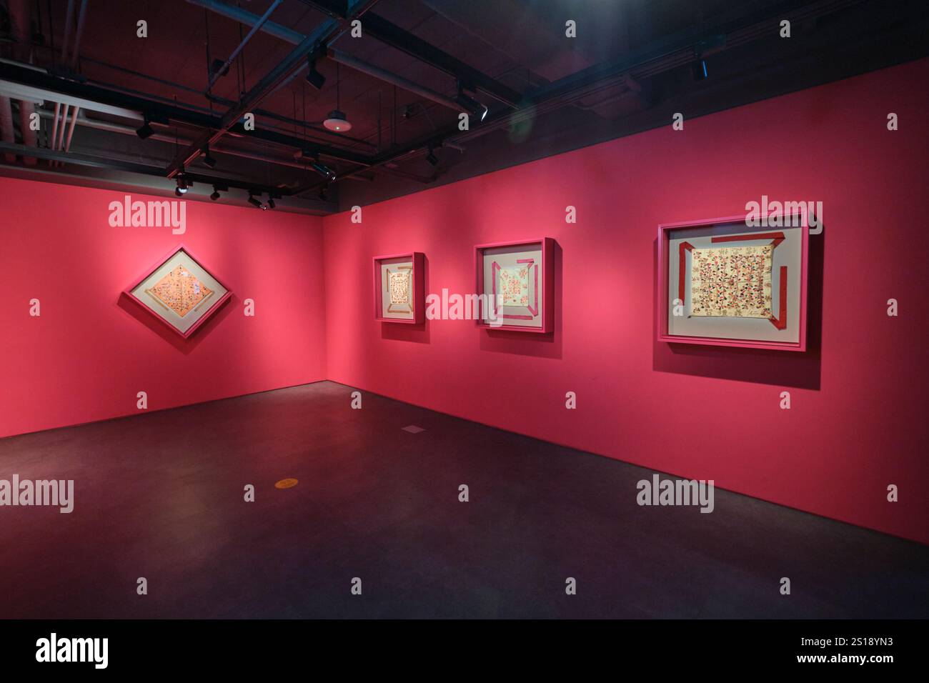 Un'esposizione di vari progetti. Parte di un ricamo, Bojagi, mostra di tessuti avvolgenti al Museo d'Arte Artistica di Seoul, Corea del Sud. Foto Stock