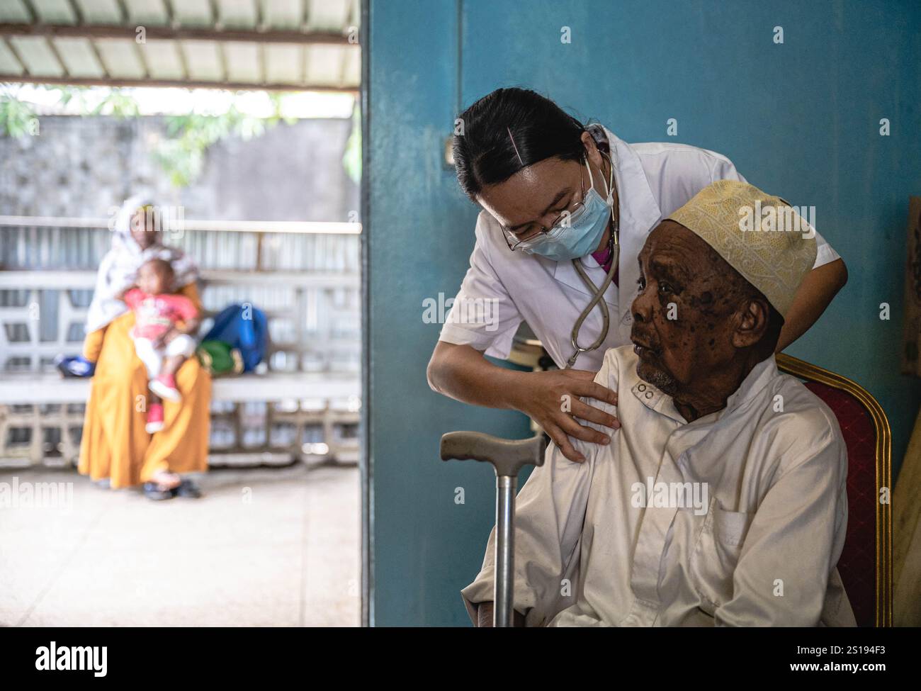 Pechino, Comore. 11 gennaio 2024. Pan Chunxi, capo della 15a squadra medica cinese alle Comore, esamina un paziente presso l'ospedale El-Maarouf di Moroni, capitale delle Comore, l'11 gennaio 2024. Crediti: Wang Guansen/Xinhua/Alamy Live News Foto Stock