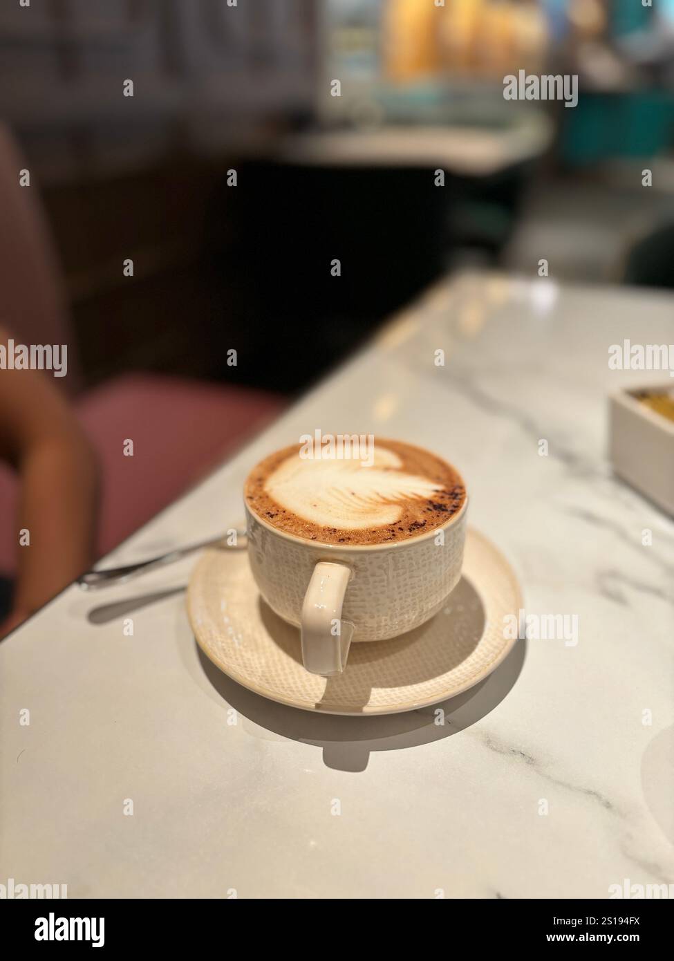 Un cappuccino vellutato a Shangri-la Colombo, Sri Lanka - Immagine stock catturata con smartphone