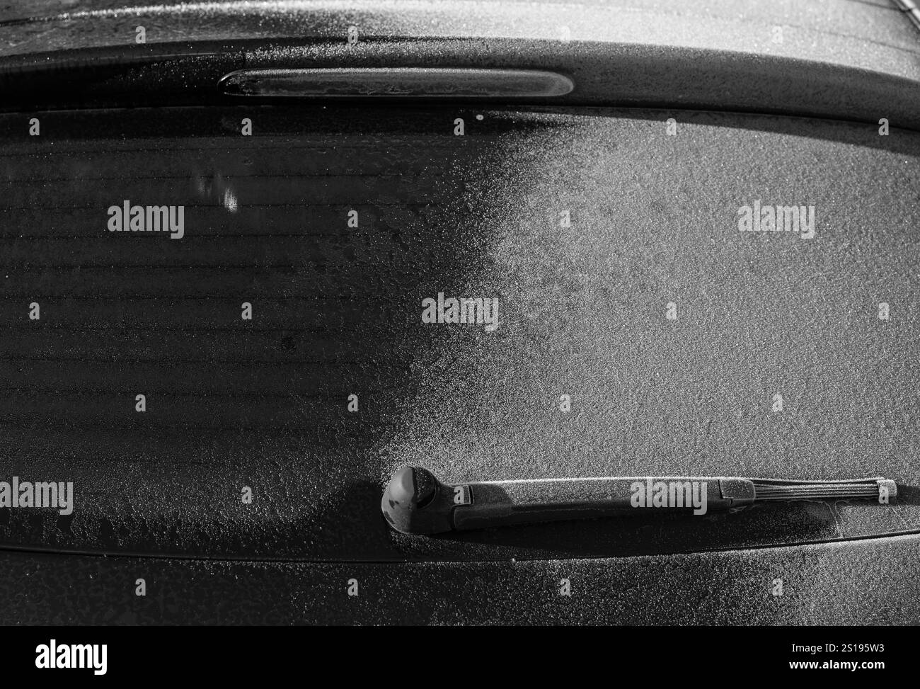 Tergicristallo e finestrino congelati: Impugnatura ghiacciata invernale Foto Stock Tergicristallo e finestrino congelati: Impugnatura ghiacciata invernale Foto Stock