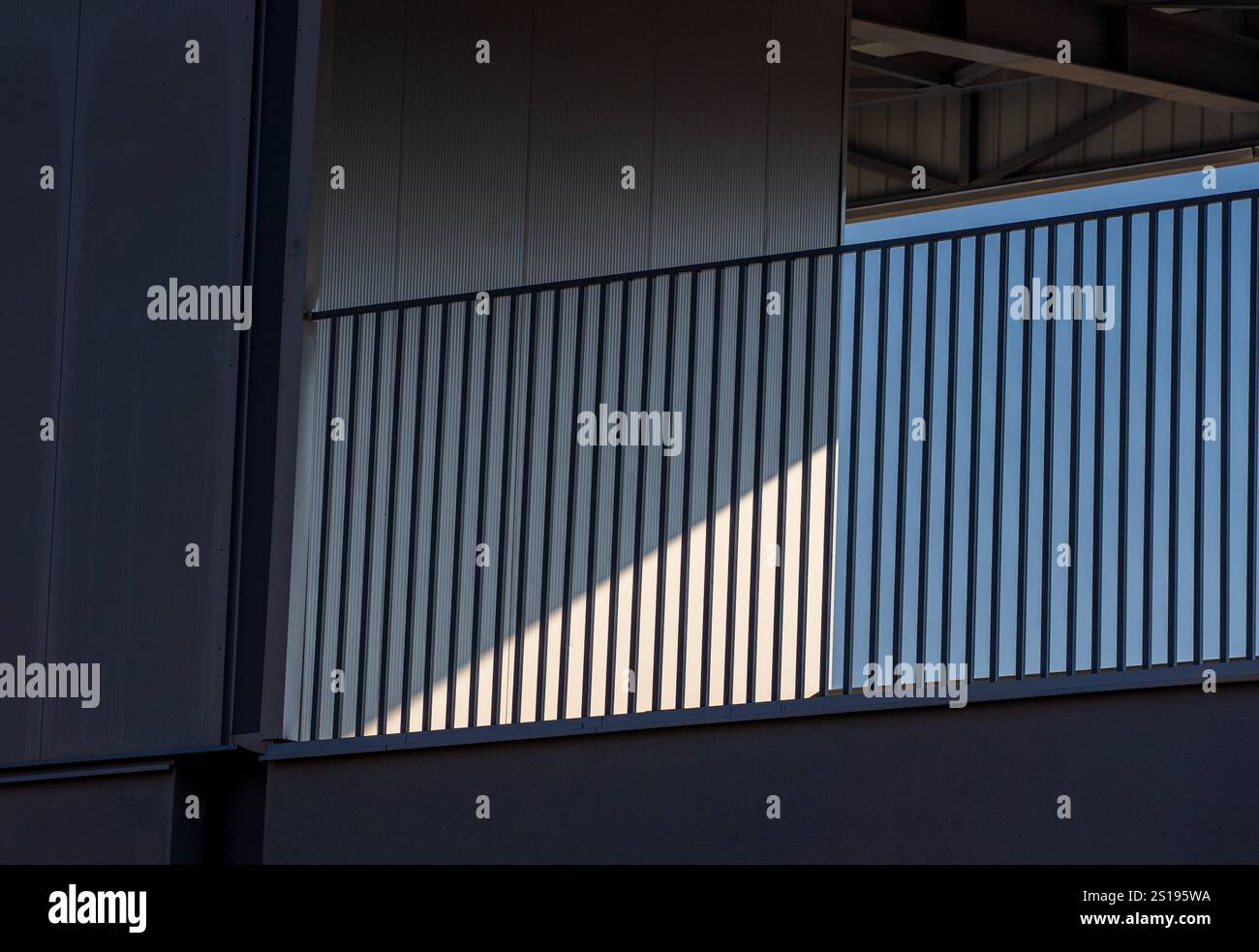 Simmetria urbana: Illuminazione mattutina su geometria architettonica Foto Stock