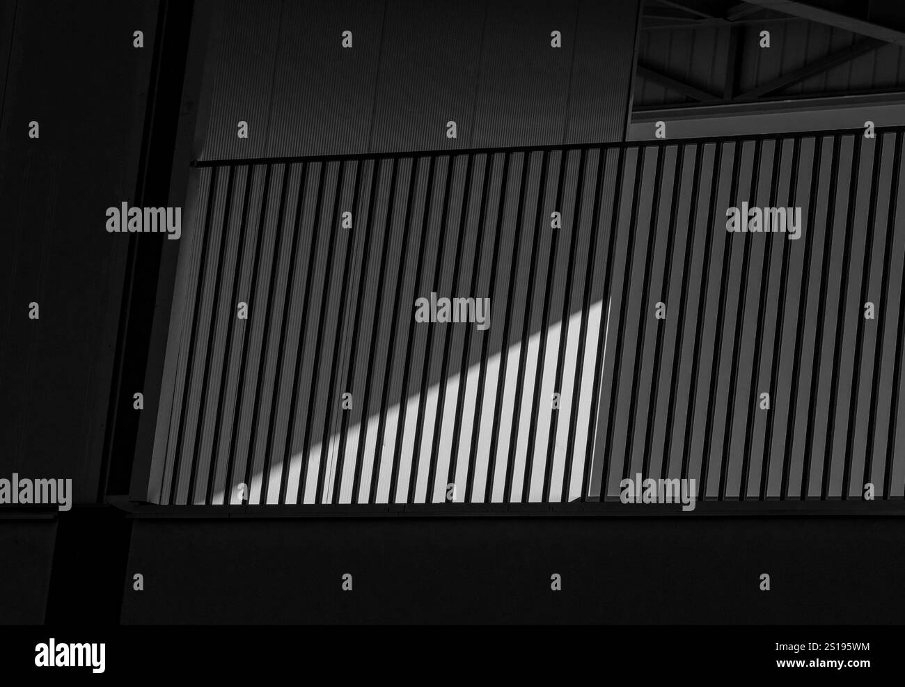 Simmetria urbana: Illuminazione mattutina su geometria architettonica Foto Stock