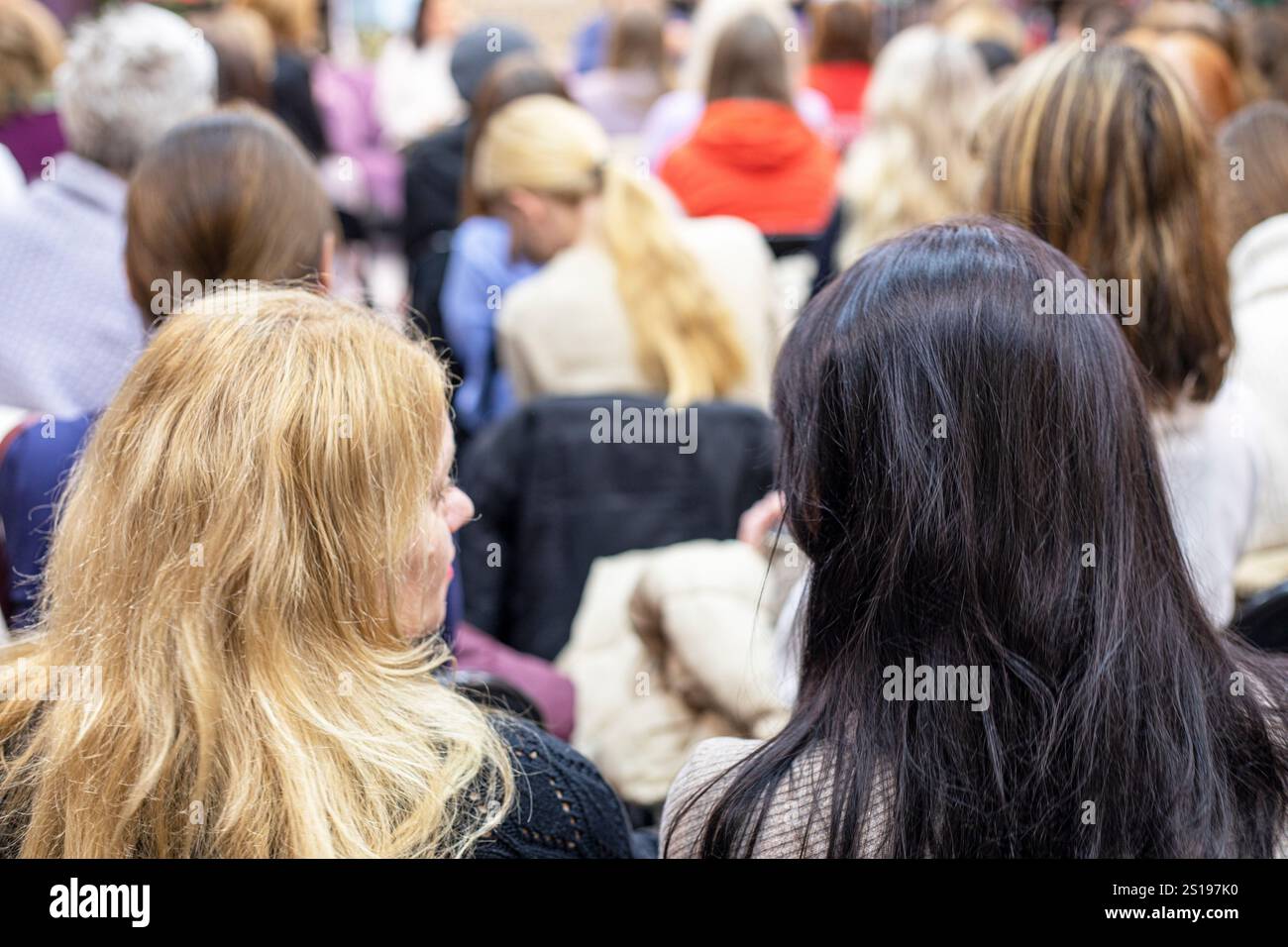 gli studenti discutono tra loro dei problemi in una conferenza aperta Foto Stock