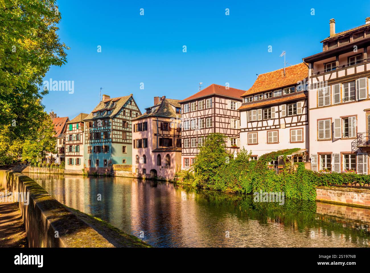 Case in legno lungo il fiume Ill a Strasburgo, Alsazia, Francia Foto Stock