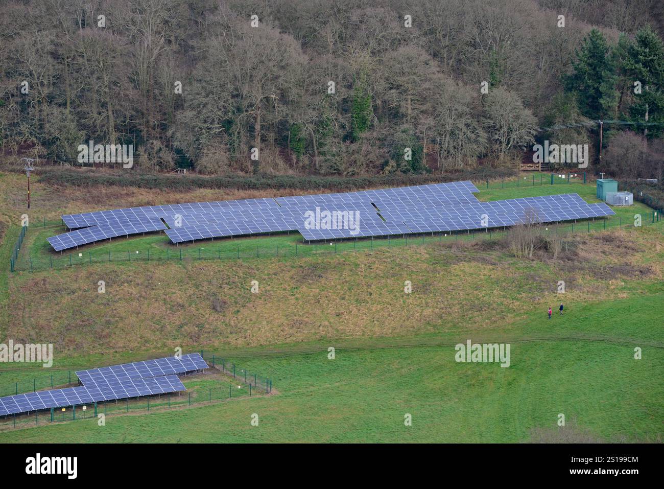 Ampia gamma di pannelli solari fotovoltaici nel terreno del lago artificiale Trimpley, Worcestershire, Regno Unito Foto Stock