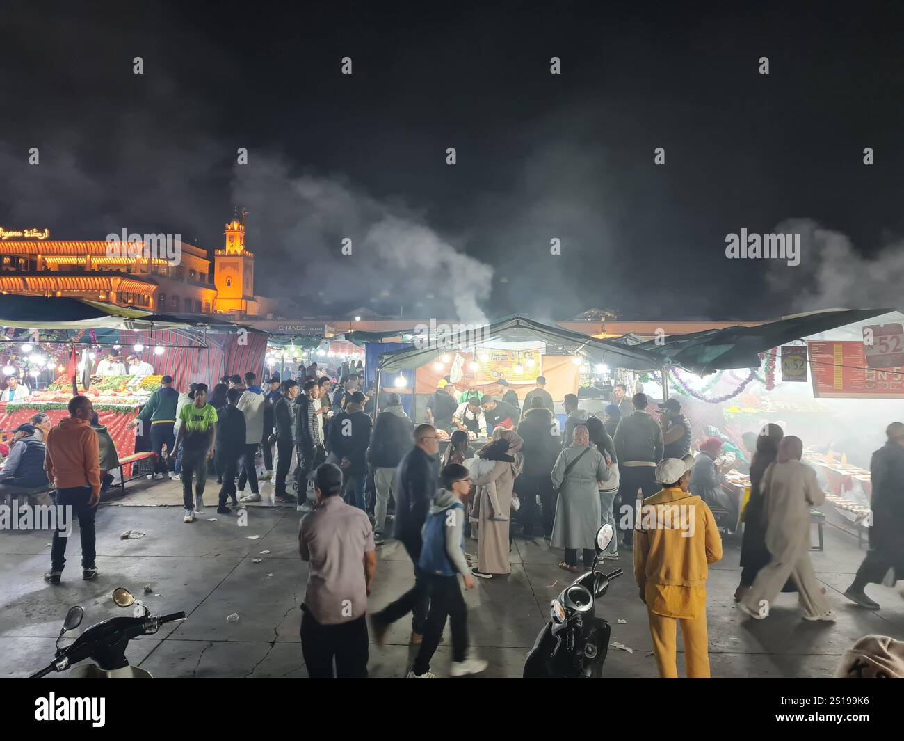 fumo che si alza dalla cottura a carbone presso le bancarelle di cibo in piazza jemaa el-fna a marrakech, marocco Foto Stock