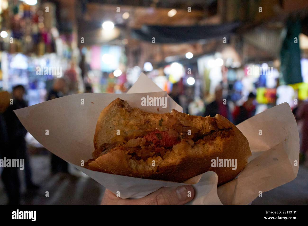 cibo di strada a base di carne e pane da chez omar derb dabachi in piazza jemaa el-fna a marrakech, marocco Foto Stock