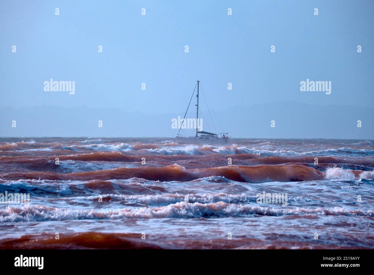 Yacht al largo di Exmouth Beach, Devon, Regno Unito, in un mare instabile. Foto Stock