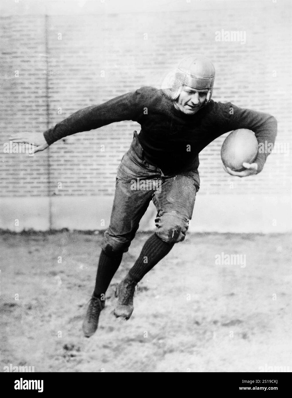 American Football - Red Grange, soprannominato "The Galloping Ghost" e "The Wheaton Iceman", è stato un giocatore di football americano degli anni '1920 Foto Stock