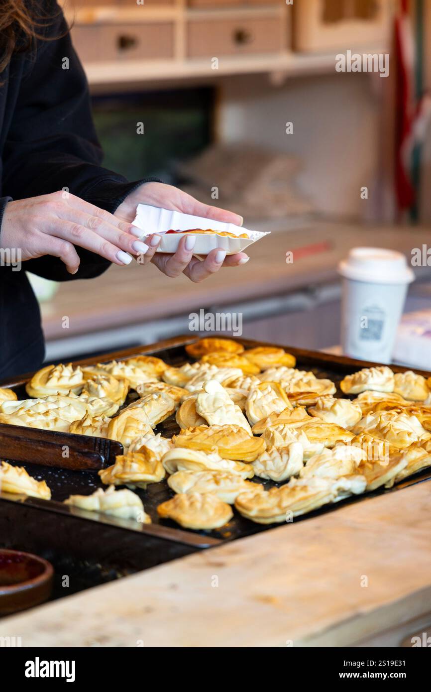Stalla che serve oscypek tradizionale formaggio affumicato polacco dei monti Tatra al mercato di Natale di Varsavia, Varsavia, Polonia Foto Stock