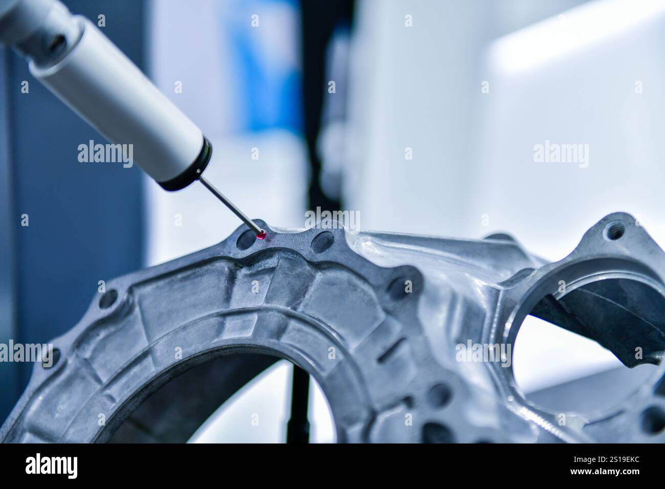 Primo piano della macchina di misurazione automatica delle coordinate (CMM) per l'ispezione alta blocco motore di precisione durante il lavoro Foto Stock